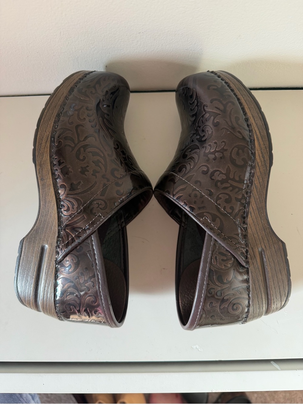 Dansko Women’s Embossed Metallic‎ Brown Clogs. Sz 37 (6.5-7) - Picture 9 of 12